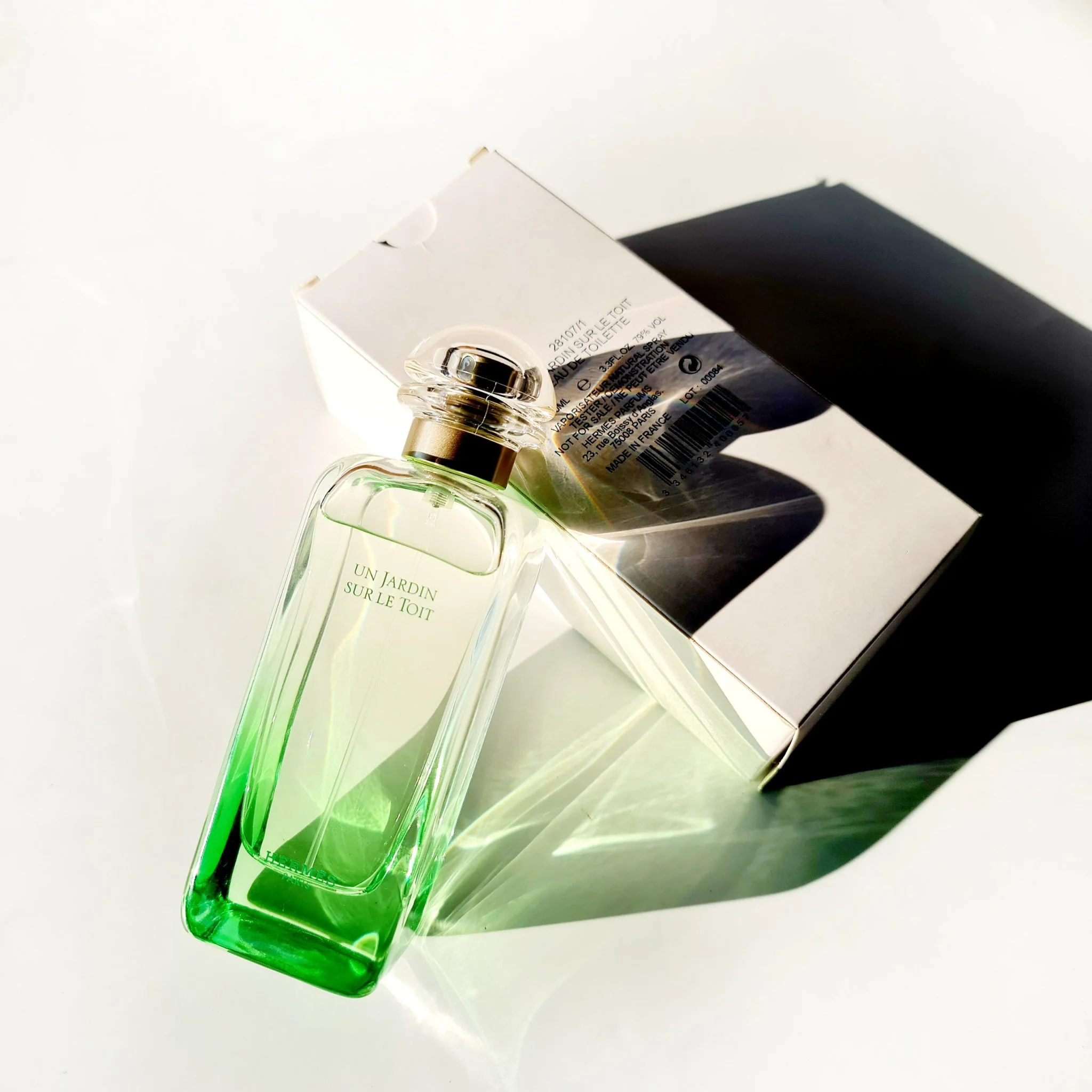Perfume enthusiasts, let's dive into a fascinating comparison! You might know me as a fan of Jo Malone's English Pear & Freesia, but have you tried Un Jardin Sur Le Toit? This fragrance has a similar opening note to EP&F, thanks to the pear and rose combination. However, it develops its own unique character with a spicy, aromatic quality from the rosemary note! While UJSLT isn't a must-have if you already own EP&F, it's interesting to explore the differences between these two scents. Share your thoughts: have you tried Un Jardin Sur Le Toit? Which one do you prefer, and why?